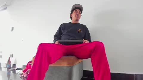 foot_master777 online show from February 16, 2:43 pm