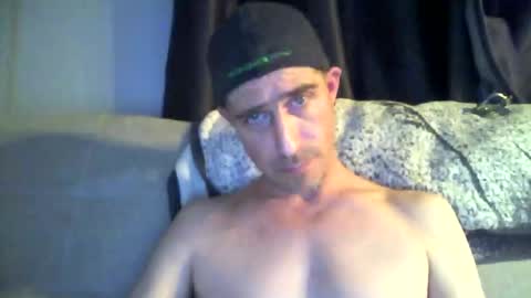 Snapshot of fouraide42 chatting on December 18, 12:32 am fouraide42 online show from December 18, 12:32 am