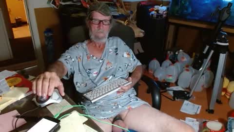 Snapshot of funmike2000 chatting on October 25, 12:23 am mike online show from October 25, 12:23 am