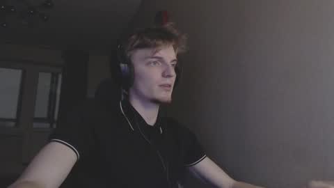 Snapshot of gasturfahe chatting on December 24, 3:27 am gasturfahe online show from December 24, 3:27 am