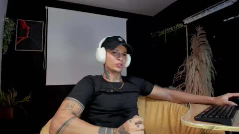 independent model online show from November 6, 5:10 am