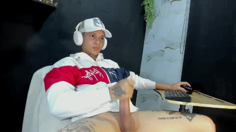 independent model online show from April 1, 6:04 am