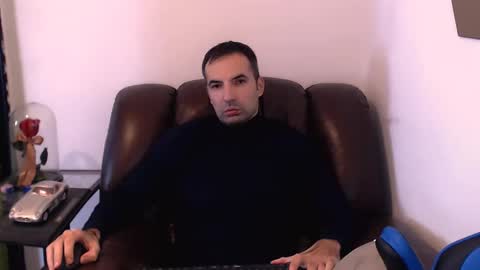 Snapshot of gianni_lion chatting on December 16, 10:40 am Gianni online show from December 16, 10:40 am