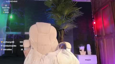 Snapshot of godly_huan chatting on February 16, 2:00 am HUAN online show from February 16, 2:00 am