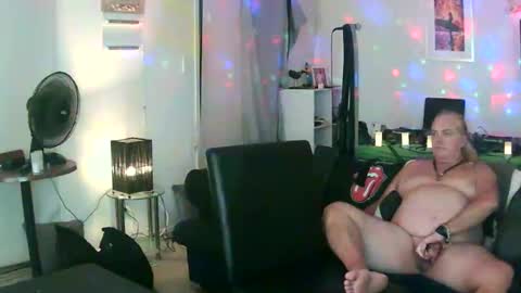 Snapshot of goldyguy011 chatting on February 12, 9:42 am goldyguy011 online show from February 12, 9:42 am