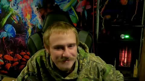 Snapshot of greenlungs8195 chatting on December 25, 6:20 am Greenlungs8195 online show from December 25, 6:20 am