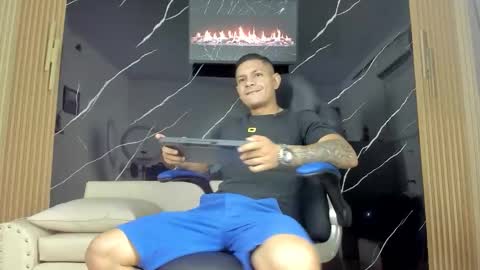 henrydouglas online show from April 28, 5:01 am