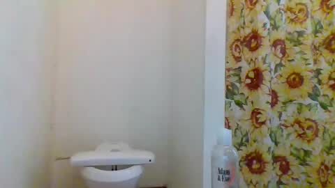 Snapshot of hey_mikky chatting on March 6, 3:35 pm hey_mikky online show from March 6, 3:35 pm