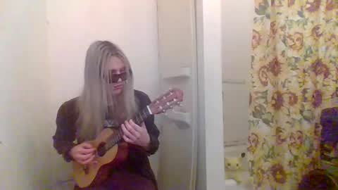 Snapshot of hey_mikky chatting on February 12, 11:41 pm hey_mikky online show from February 12, 11:41 pm