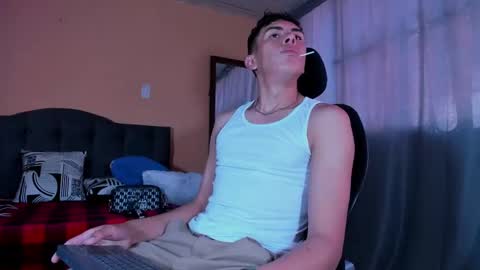 hot_twinks83 online show from January 22, 9:22 pm