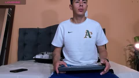 hot_twinks83 online show from March 3, 11:49 am