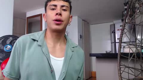 hot_twinks83 online show from September 19, 12:38 pm