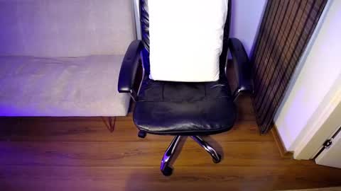 Snapshot of hunkyneighbor chatting on February 1, 2:58 am leo online show from February 1, 2:58 am