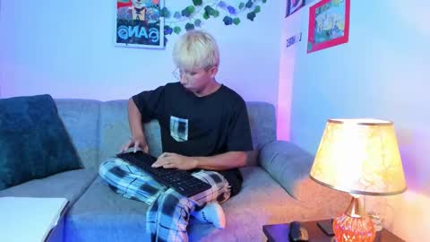 Son Hyunjin online show from March 16, 5:17 pm