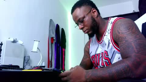 Mr H Independent model online show from September 22, 2:00 am