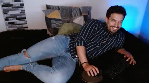 Ian Davis online show from December 4, 9:33 pm