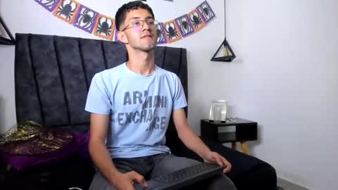 Snapshot of ian_thompsoncut chatting on October 23, 4:16 am Ian Thompson online show from October 23, 4:16 am