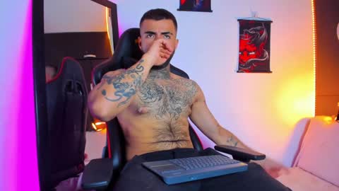 Snapshot of insolemnia chatting on December 18, 3:47 am Brayan Chavez online show from December 18, 3:47 am