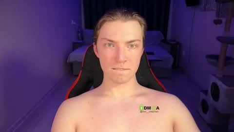 Snapshot of iron__chapman chatting on December 21, 10:19 pm Iron online show from December 21, 10:19 pm