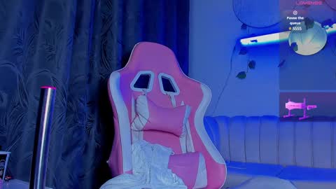 Snapshot of issac_james chatting on December 6, 7:10 am Issac online show from December 6, 7:10 am