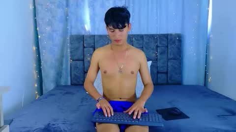 ithan_kingtwin online show from May 12, 7:11 pm