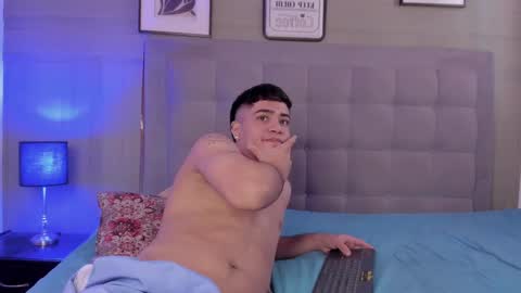 izaack online show from December 4, 8:07 pm