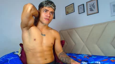 izaack online show from February 3, 5:27 am