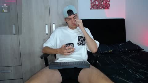 INDEPENDENT MODEL online show from February 5, 11:12 am