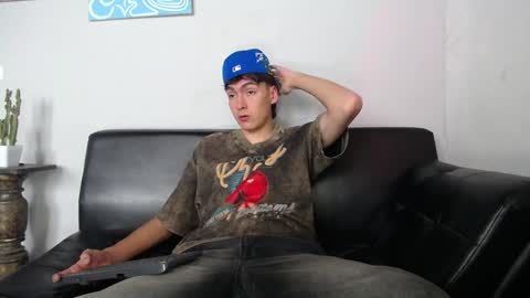 INDEPENDENT MODEL online show from January 1, 9:09 pm