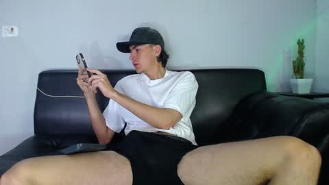 INDEPENDENT MODEL online show from December 18, 2:38 pm