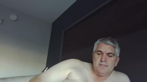 dadbody71 online show from December 19, 9:06 pm