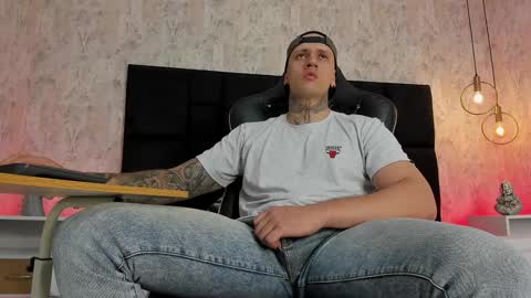 Snapshot of joeysexx1 chatting on December 12, 3:43 am     online show from December 12, 3:43 am