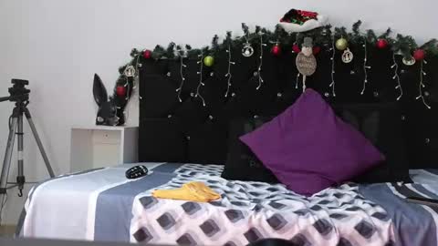 Snapshot of john_and_louis chatting on December 17, 11:06 am John  online show from December 17, 11:06 am