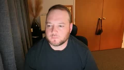 john_bear1 online show from April 1, 6:37 am