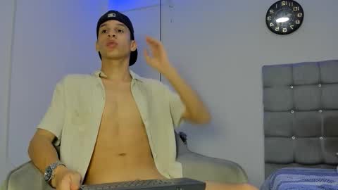 Snapshot of john_ssnow29 chatting on October 11, 9:46 am john_ssnow29 online show from October 11, 9:46 am