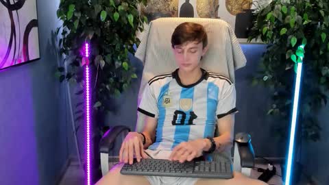 Snapshot of john_weasley chatting on October 18, 7:46 am John online show from October 18, 7:46 am