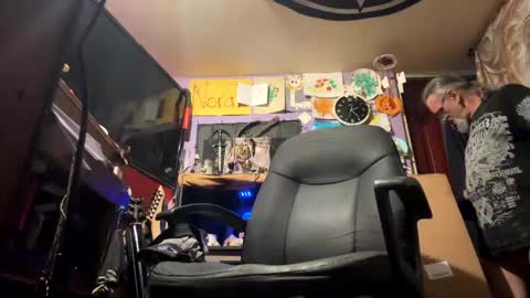 johnnyshung1 online show from April 16, 6:24 am