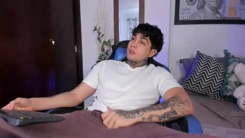 juan_alvarez18 online show from November 19, 12:10 am