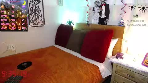 Snapshot of julian1225_ chatting on October 30, 2:35 am Julian online show from October 30, 2:35 am