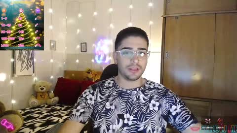 Snapshot of julian1225_ chatting on December 5, 1:47 am Julian online show from December 5, 1:47 am