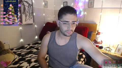 Snapshot of julian1225_ chatting on December 13, 4:49 pm Julian online show from December 13, 4:49 pm