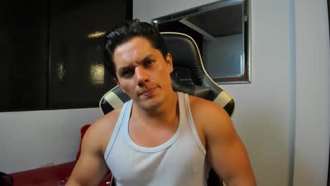 julian_wallace online show from February 3, 10:59 pm