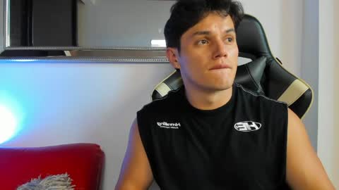 julian_wallace online show from April 2, 10:28 pm