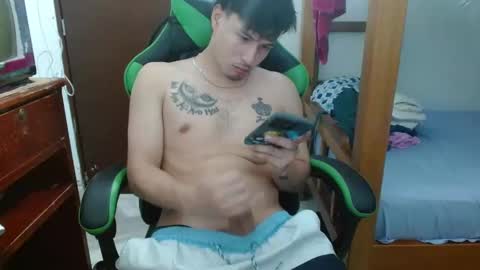 justin_taylor02 online show from November 1, 8:35 pm