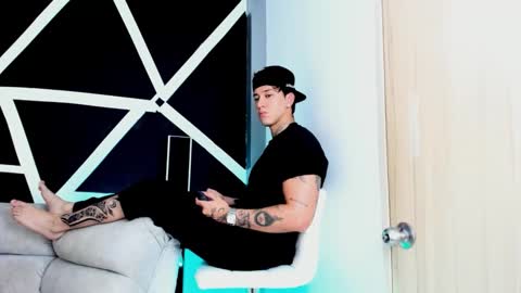 justinfuller_31 online show from October 18, 7:19 pm