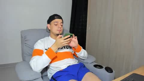 kendel_dimitri online show from March 11, 6:43 am