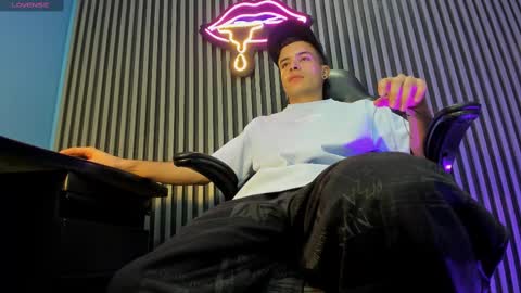 Snapshot of kevinn_blue chatting on October 22, 9:18 pm Sexy  Hot Kevin online show from October 22, 9:18 pm
