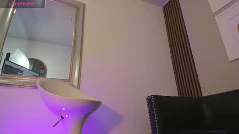 Snapshot of kevinn_blue chatting on October 21, 9:06 pm Sexy  Hot Kevin online show from October 21, 9:06 pm