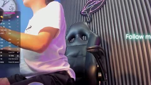 Snapshot of kevinn_blue chatting on September 15, 9:38 pm Sexy  Hot Kevin online show from September 15, 9:38 pm