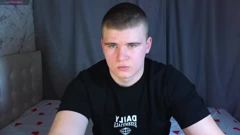 Snapshot of kittenmur chatting on December 17, 10:44 am Vlad online show from December 17, 10:44 am